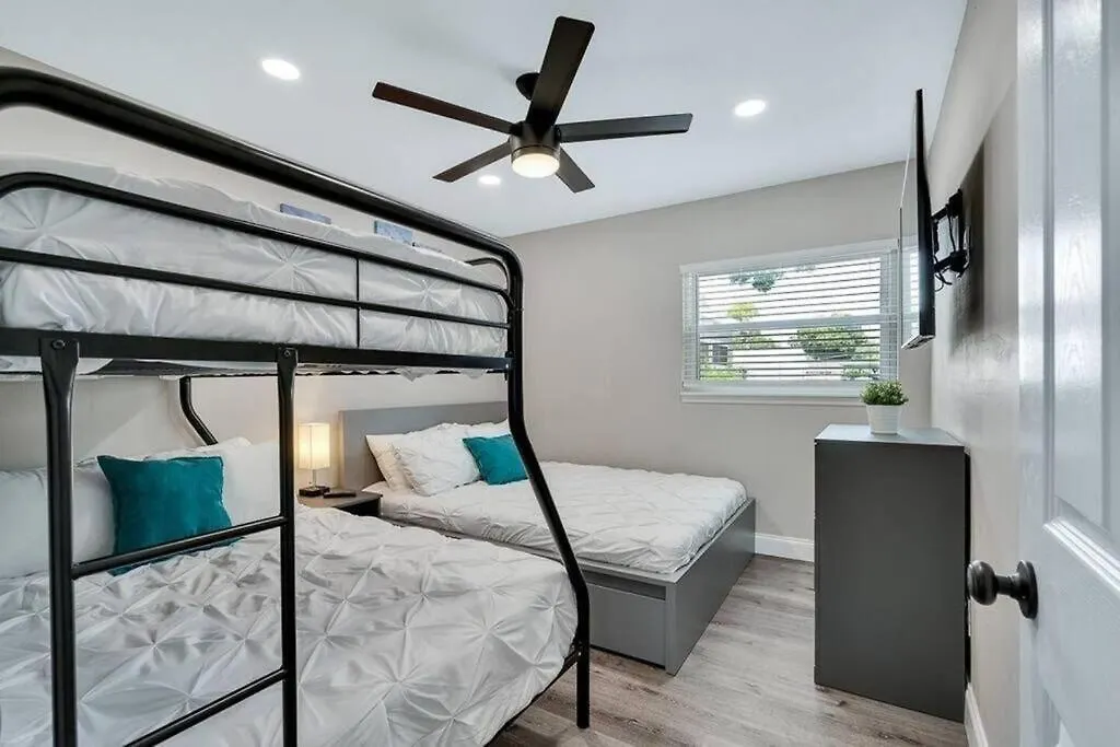 Willa Immaculate & Cozy Entire Heated Pool House Tampa