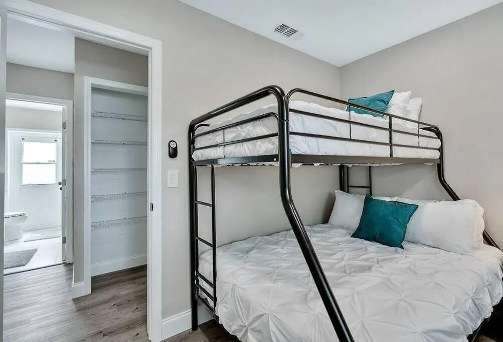 Willa Immaculate & Cozy Entire Heated Pool House Tampa